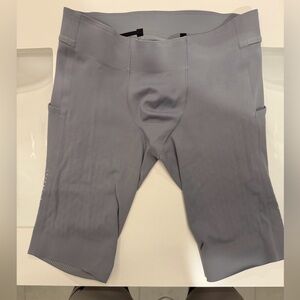 Lululemon Men’s Senseknit Running Short 10" Size  S  Gull  Gray Tight Fit